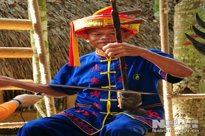 海南黎族特色乐器椰胡表演