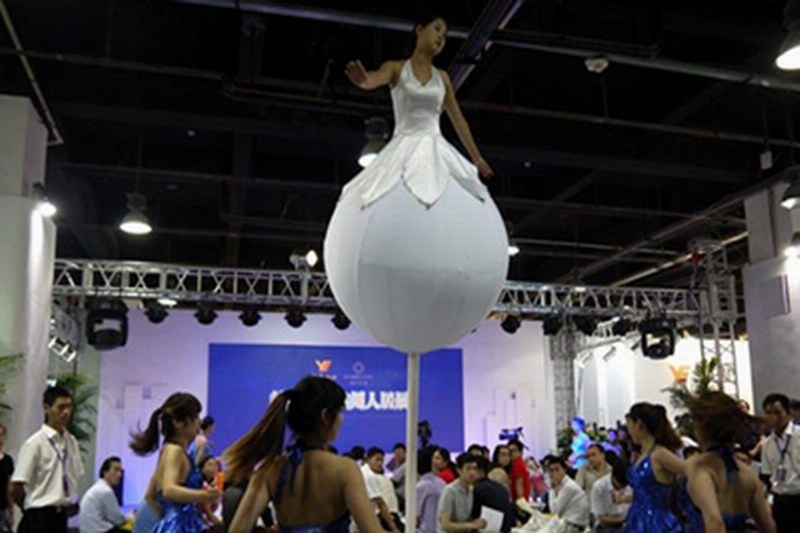 海南海口三亚美女不倒翁表演