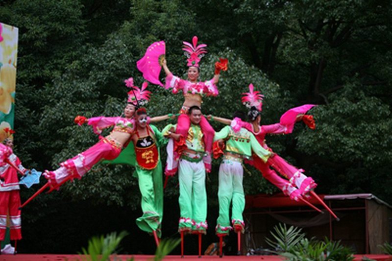 海南海口三亚民间踩高跷表演