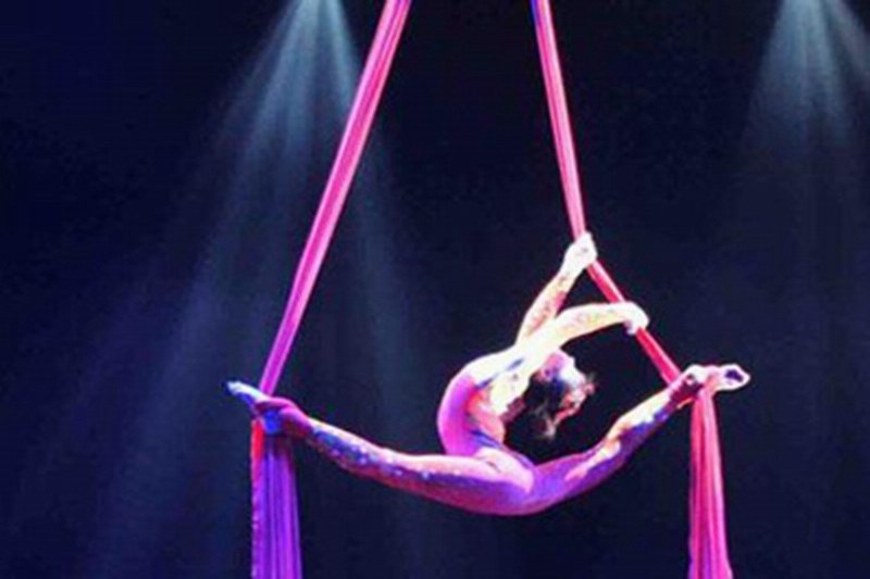 海南海口三亚绸吊表演