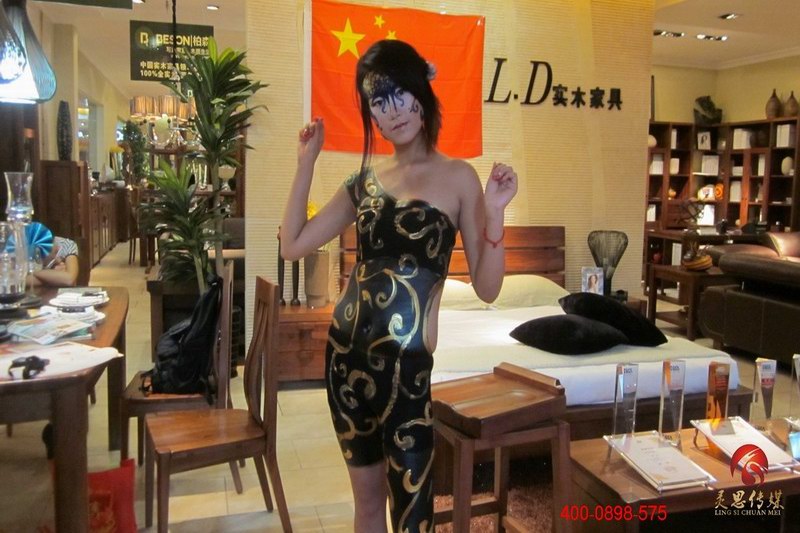 灵思传媒承接柏森家具活动人体彩绘表演