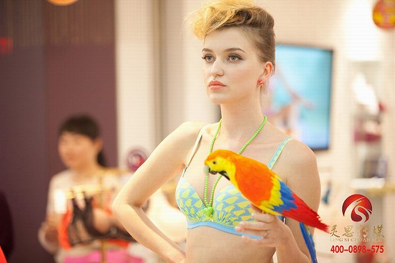 曼妮芬品牌内衣外籍模特展示