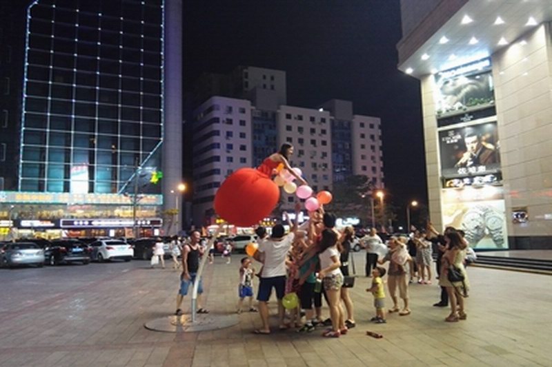 名门广场美女不倒翁