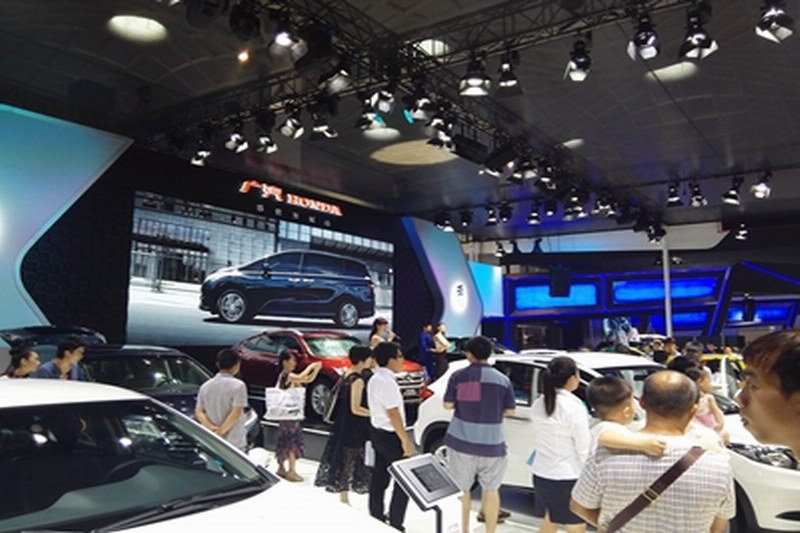 第一车展广汽本田美女不倒翁